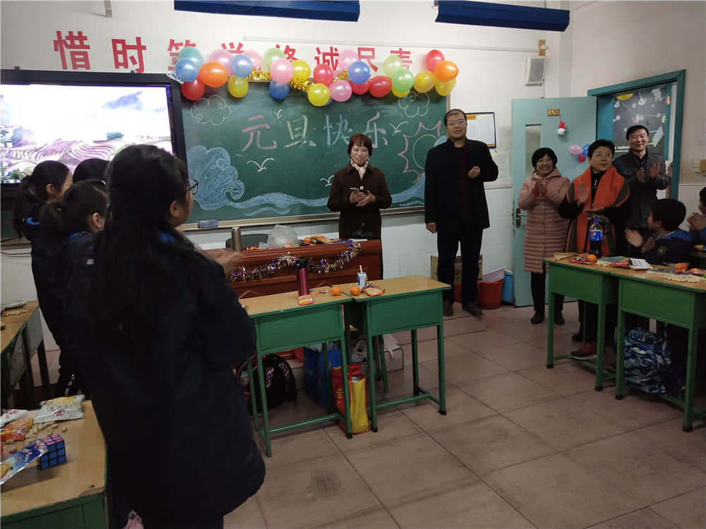 学校领导到小学部看望学生并送来新年祝福