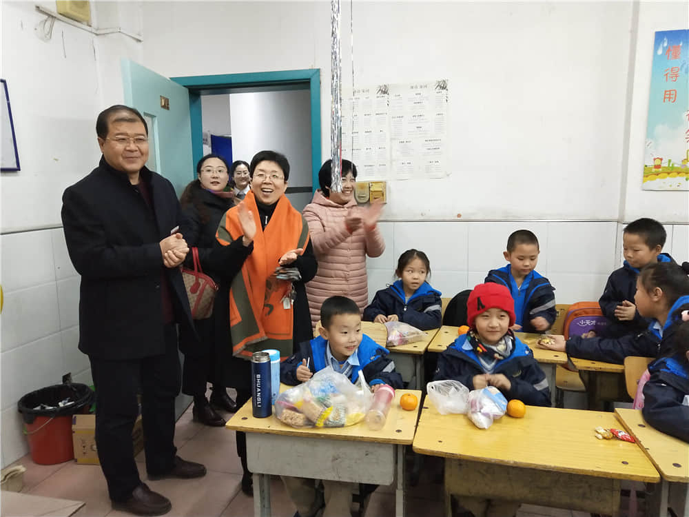 学校领导到小学部看望学生并送来新年祝福