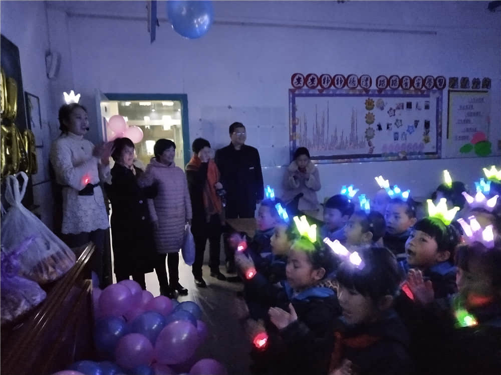 学校领导到小学部看望学生并送来新年祝福