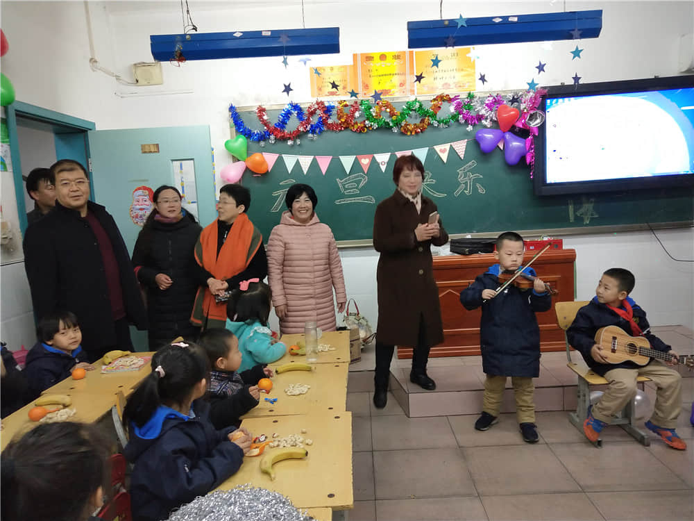 学校领导到小学部看望学生并送来新年祝福