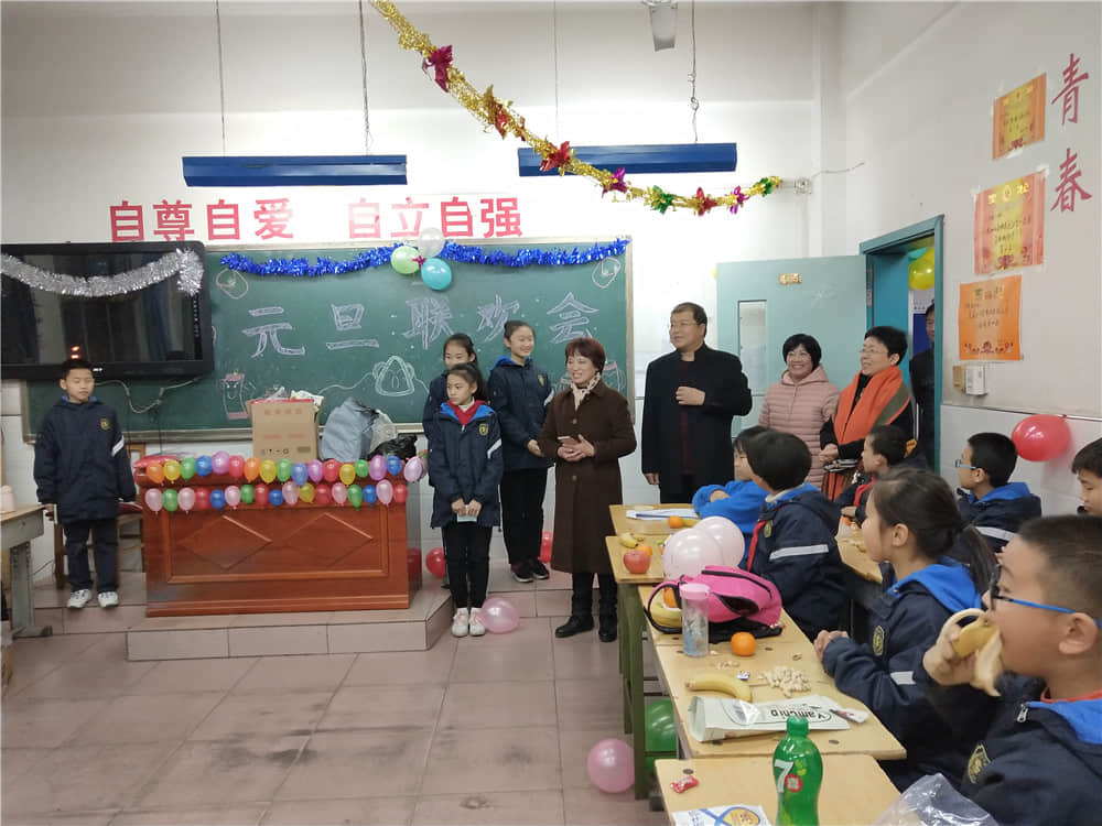 学校领导到小学部看望学生并送来新年祝福