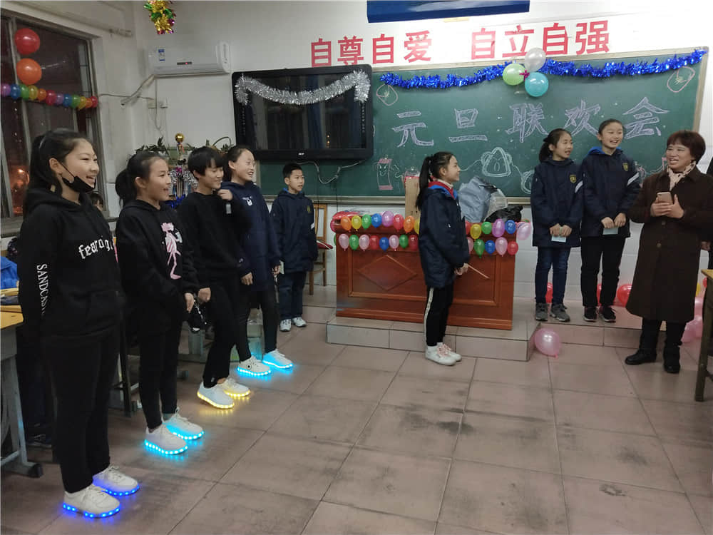 学校领导到小学部看望学生并送来新年祝福