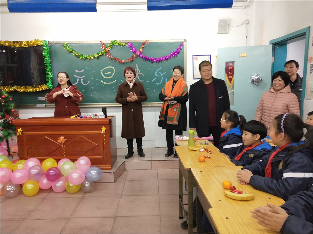 学校领导到小学部看望学生并送来新年祝福