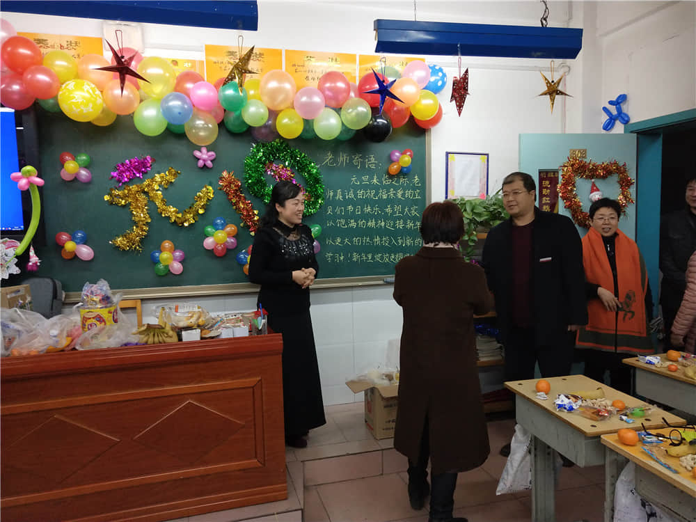 学校领导到小学部看望学生并送来新年祝福