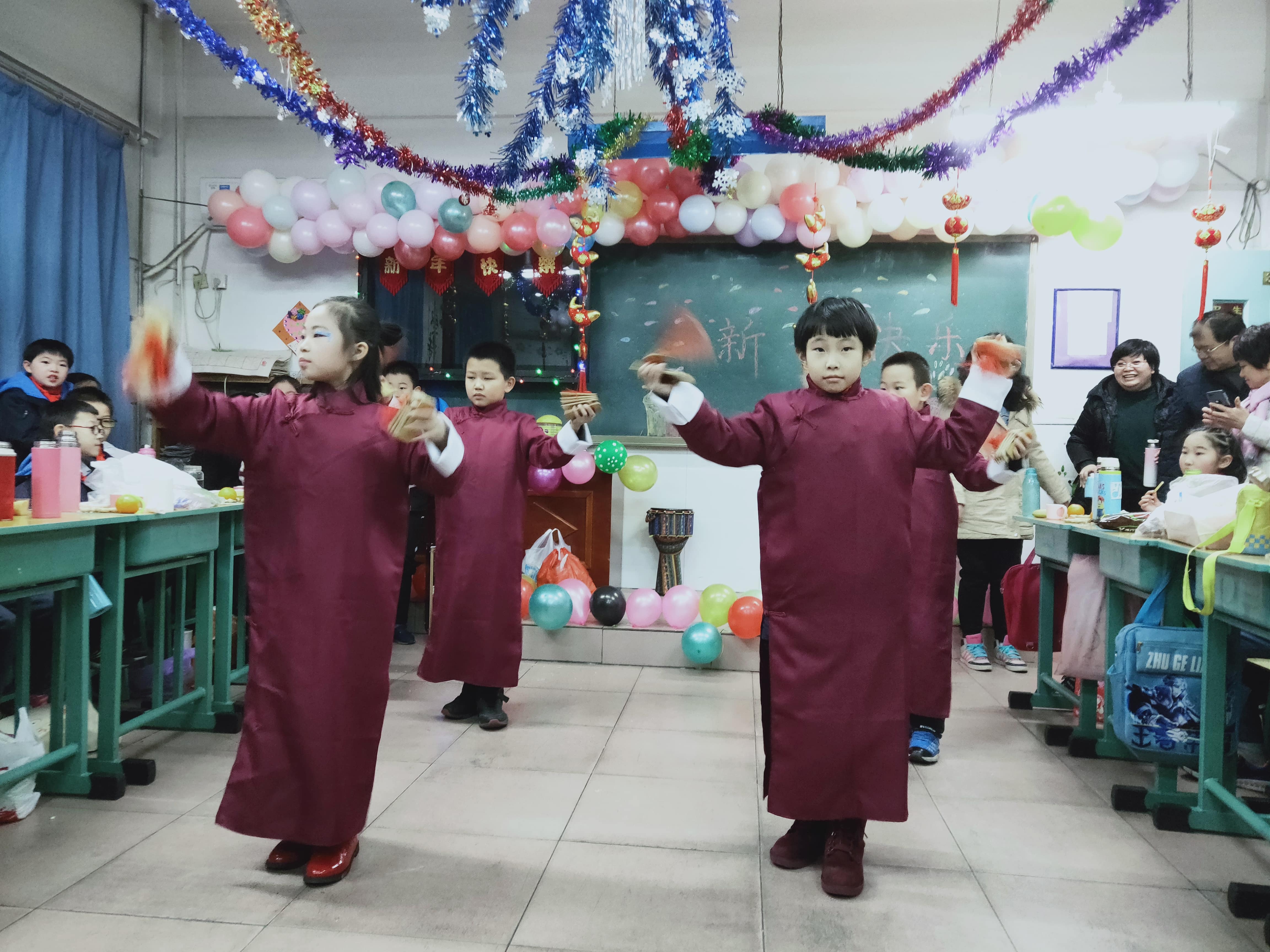 精彩童年.绚丽绽放---小学部元旦联欢晚会