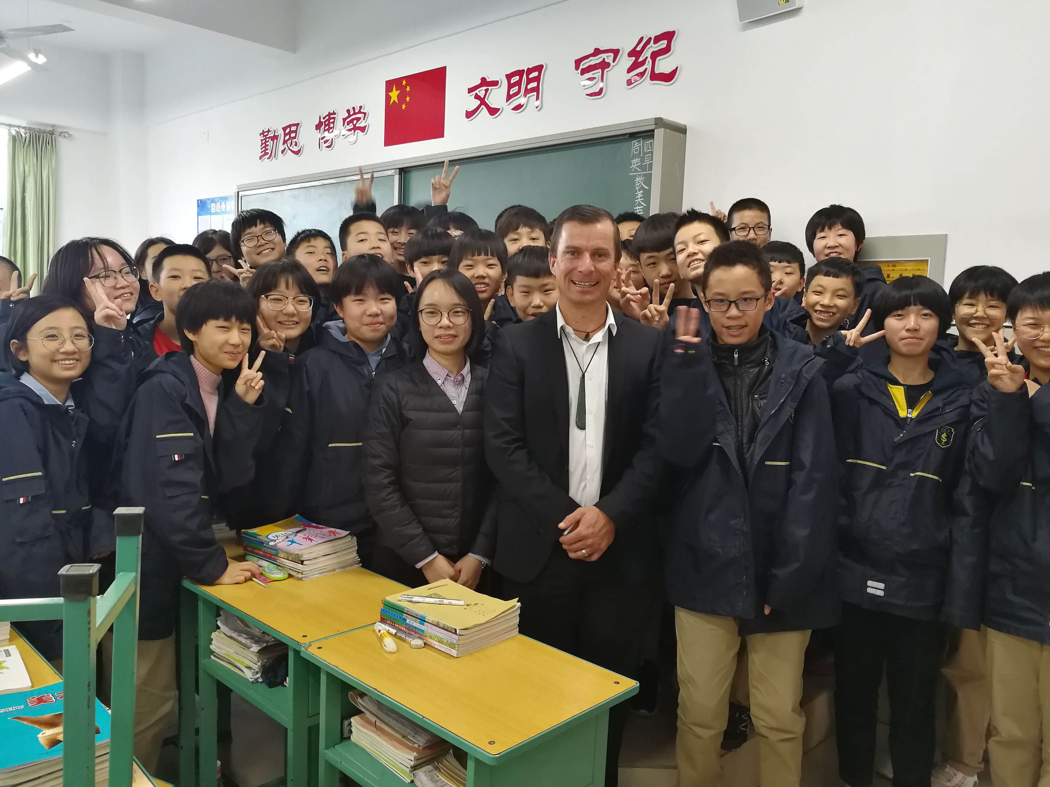 与新西兰凯佩拉中学正式建立姊妹学校