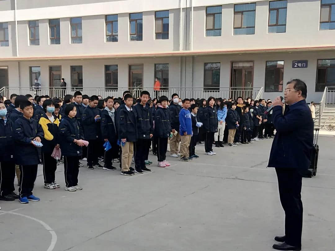 消防演练鸣警钟，安全防线不放松 --中学部举行消防应急演练