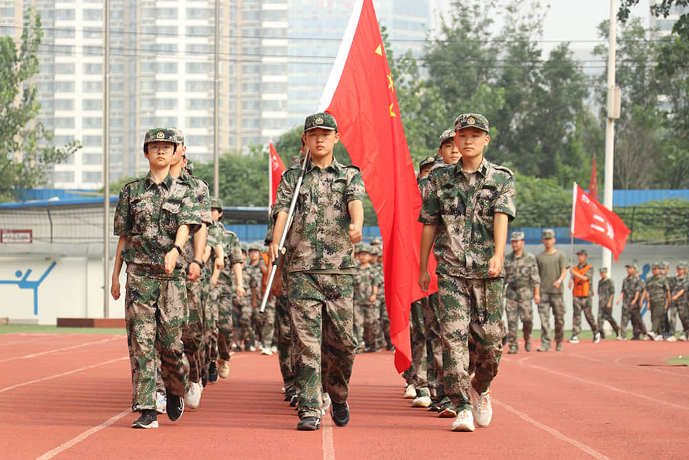 挥洒激情 百炼成钢  2021-2022学年度第一学期国防教育军事化训练结业仪式