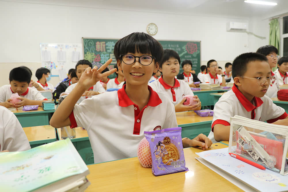 品月饼赏圆月 共度欢乐中秋  师生共度传统中秋佳节