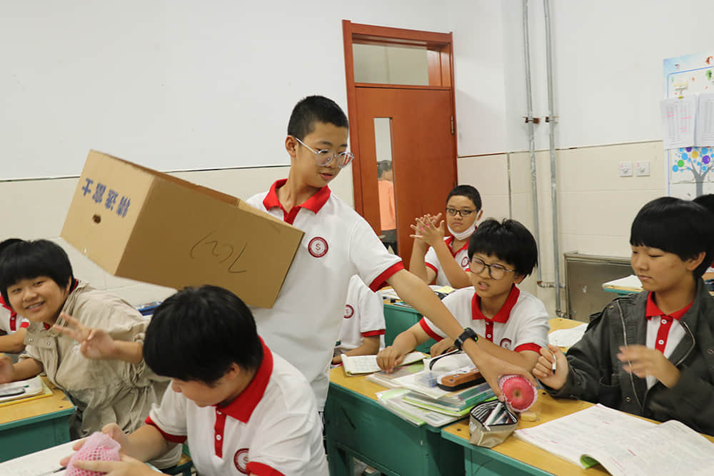 品月饼赏圆月 共度欢乐中秋  师生共度传统中秋佳节