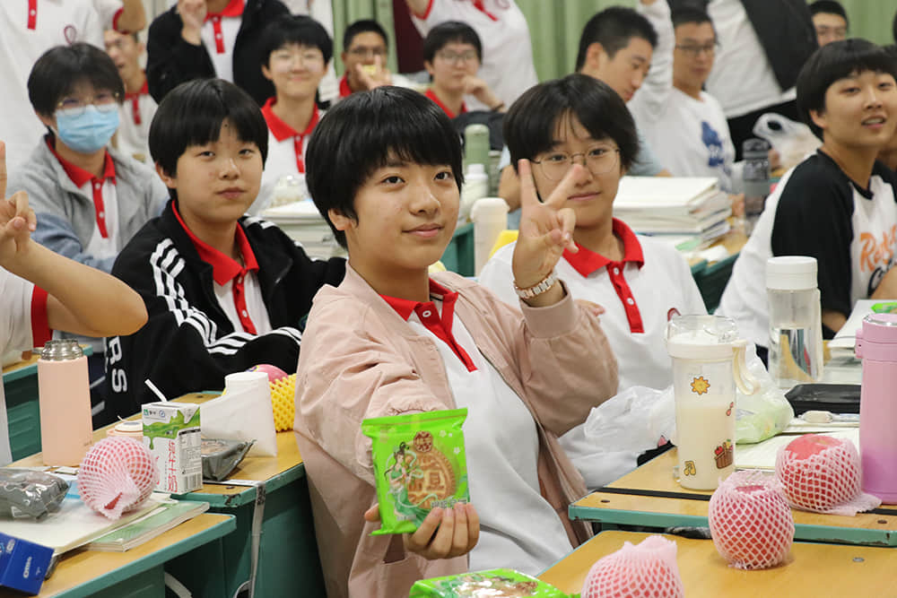 品月饼赏圆月 共度欢乐中秋  师生共度传统中秋佳节