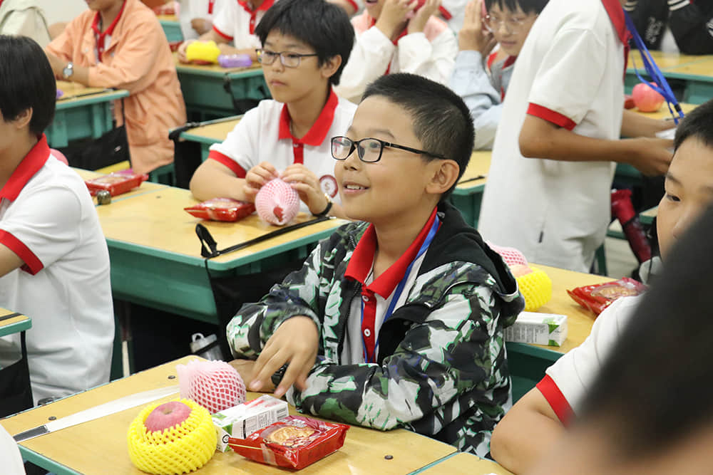 品月饼赏圆月 共度欢乐中秋  师生共度传统中秋佳节