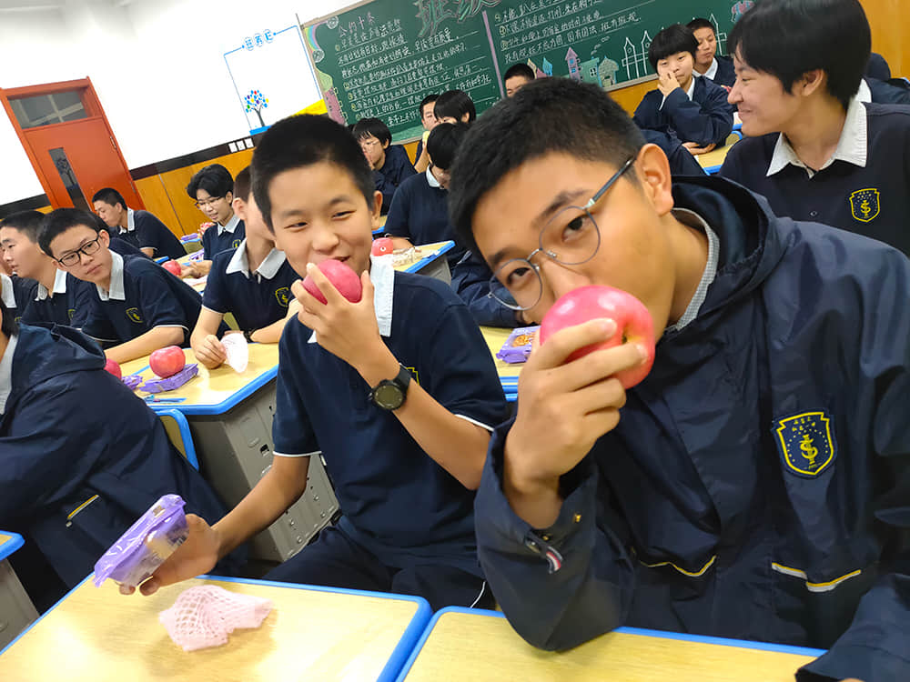 品月饼赏圆月 共度欢乐中秋  师生共度传统中秋佳节