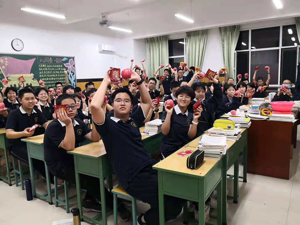 品月饼赏圆月 共度欢乐中秋  师生共度传统中秋佳节