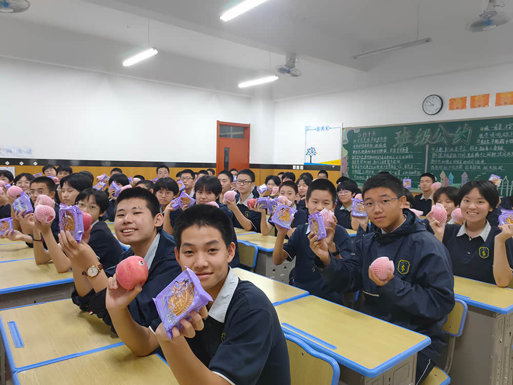 品月饼赏圆月 共度欢乐中秋  师生共度传统中秋佳节