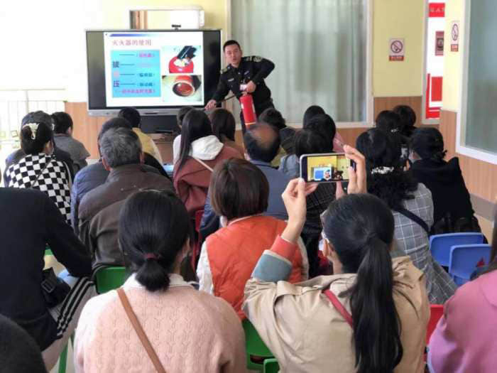 石家庄私立第一中学幼儿园“大手拉小手 幸福平安行”消防安全逃生亲子演练活动圆满成功！