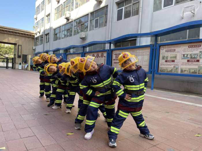 石家庄私立第一中学幼儿园“大手拉小手 幸福平安行”消防安全逃生亲子演练活动圆满成功！