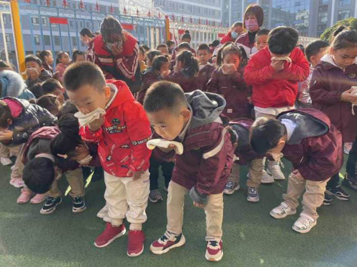 石家庄私立第一中学幼儿园“大手拉小手 幸福平安行”消防安全逃生亲子演练活动圆满成功！