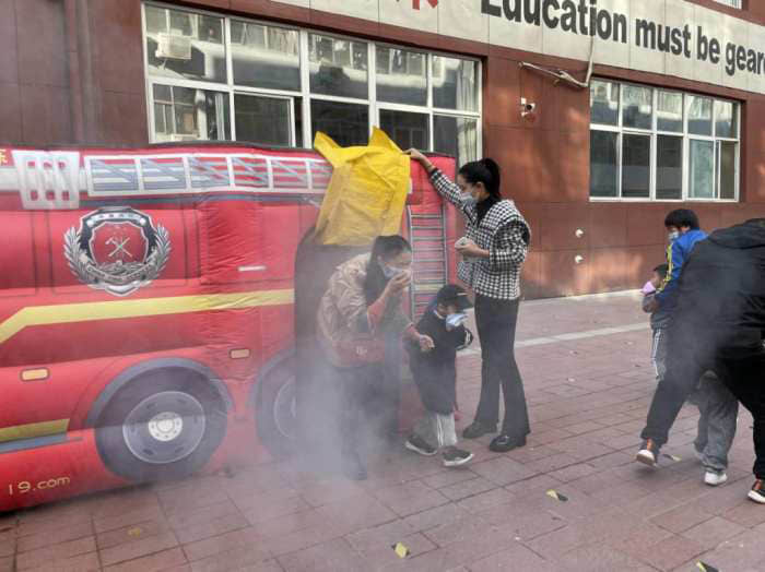 石家庄私立第一中学幼儿园“大手拉小手 幸福平安行”消防安全逃生亲子演练活动圆满成功！