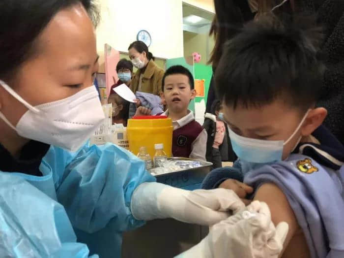 石家庄私立第一中学幼儿园 “大手拉小手，共筑疫情防护墙”新冠疫苗接种纪实