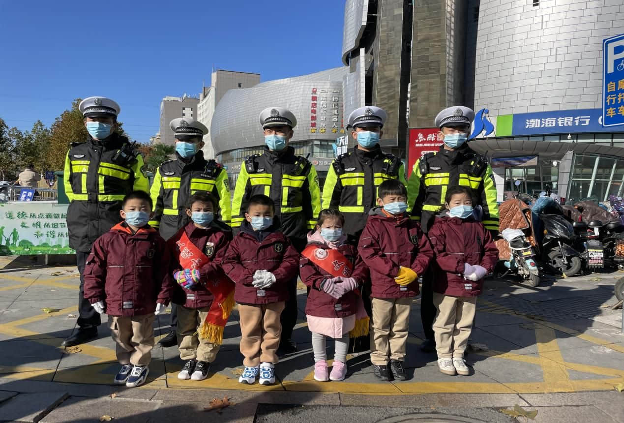 石家庄私立一中幼儿园&高新交警大队 “大手拉小手 幸福平安行” 交通安全宣传活动