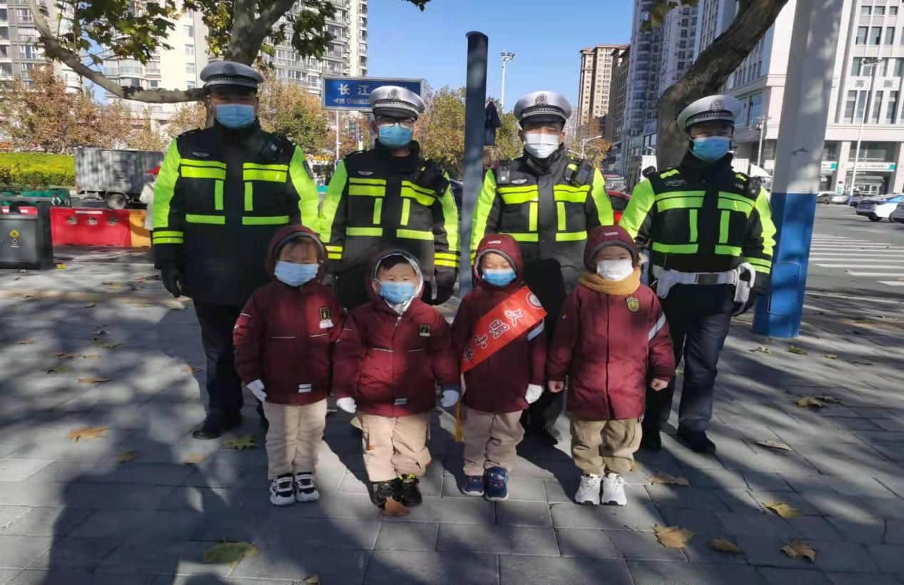 石家庄私立一中幼儿园&高新交警大队 “大手拉小手 幸福平安行” 交通安全宣传活动