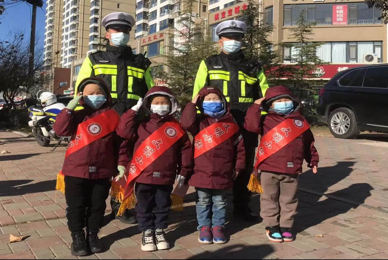 石家庄私立一中幼儿园&高新交警大队 “大手拉小手 幸福平安行” 交通安全宣传活动