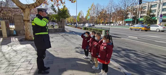 石家庄私立一中幼儿园&高新交警大队 “大手拉小手 幸福平安行” 交通安全宣传活动