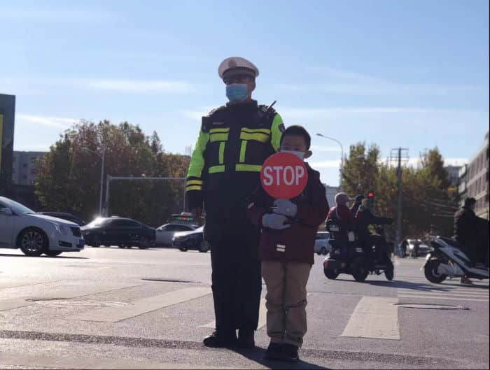 石家庄私立一中幼儿园&高新交警大队 “大手拉小手 幸福平安行” 交通安全宣传活动