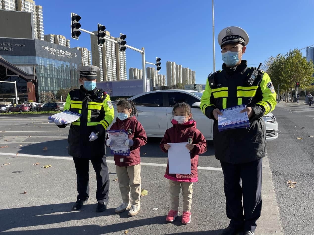 石家庄私立一中幼儿园&高新交警大队 “大手拉小手 幸福平安行” 交通安全宣传活动