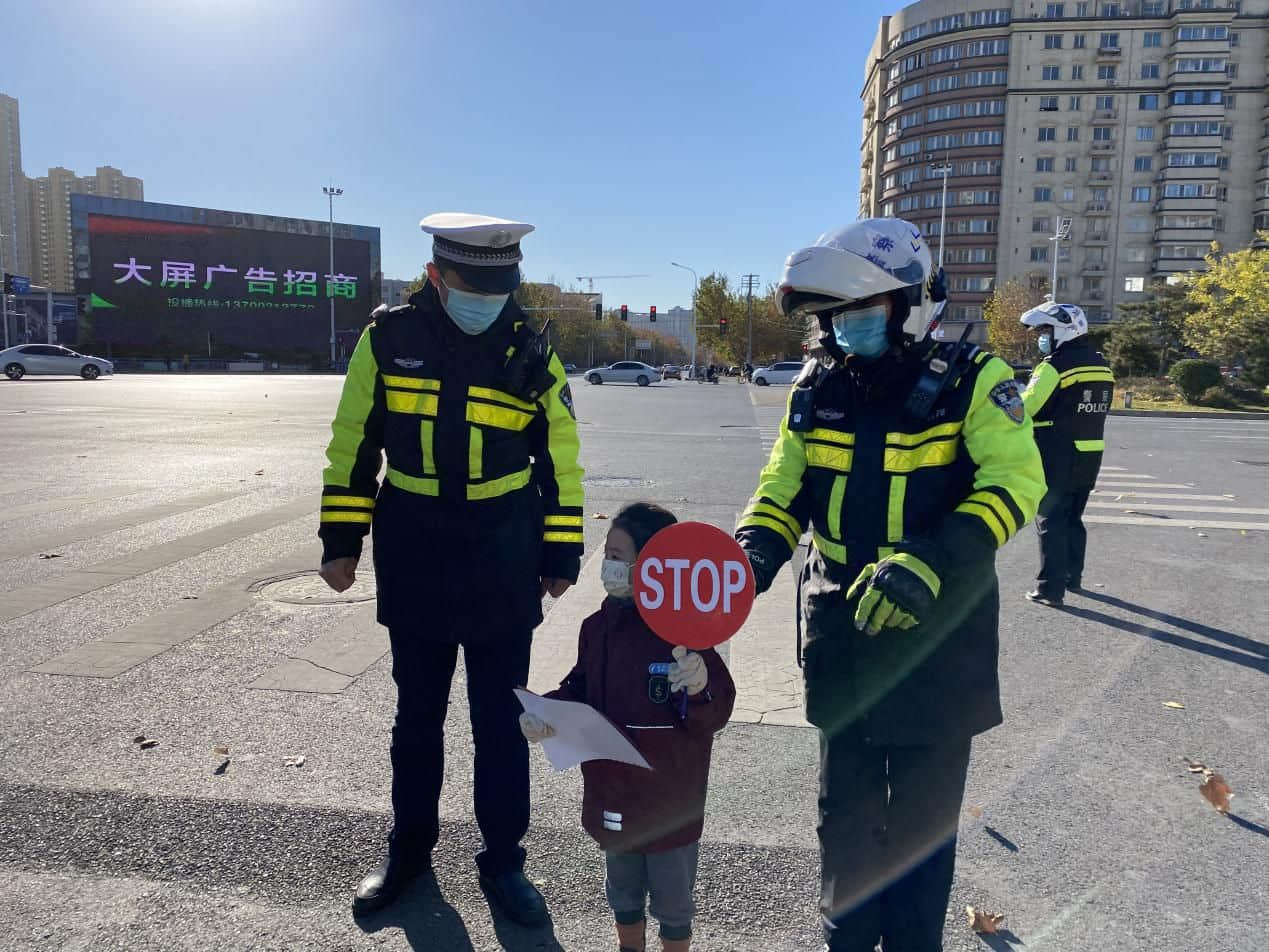 石家庄私立一中幼儿园&高新交警大队 “大手拉小手 幸福平安行” 交通安全宣传活动