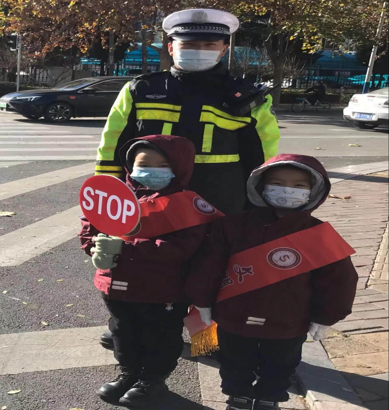 石家庄私立一中幼儿园&高新交警大队 “大手拉小手 幸福平安行” 交通安全宣传活动