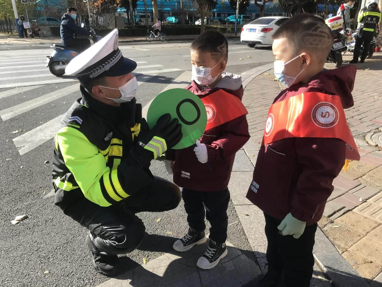 石家庄私立一中幼儿园&高新交警大队 “大手拉小手 幸福平安行” 交通安全宣传活动