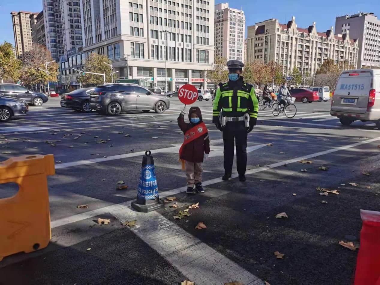 石家庄私立一中幼儿园&高新交警大队 “大手拉小手 幸福平安行” 交通安全宣传活动