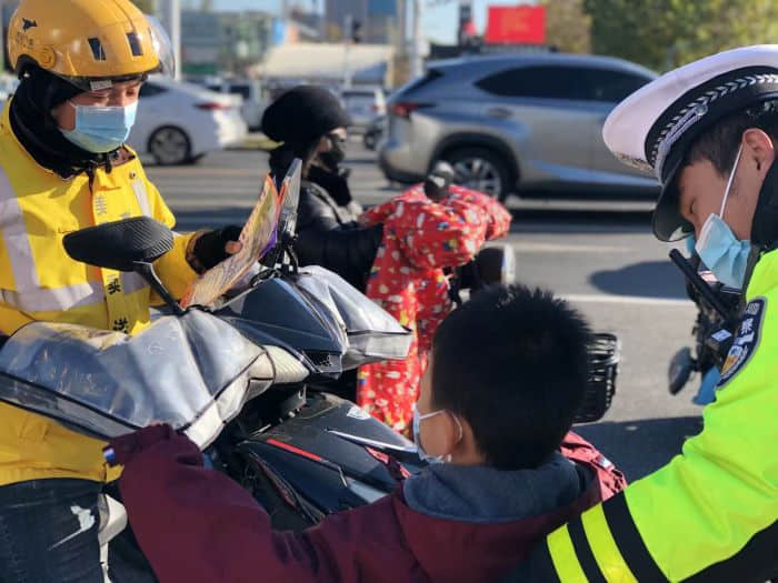 石家庄私立一中幼儿园&高新交警大队 “大手拉小手 幸福平安行” 交通安全宣传活动