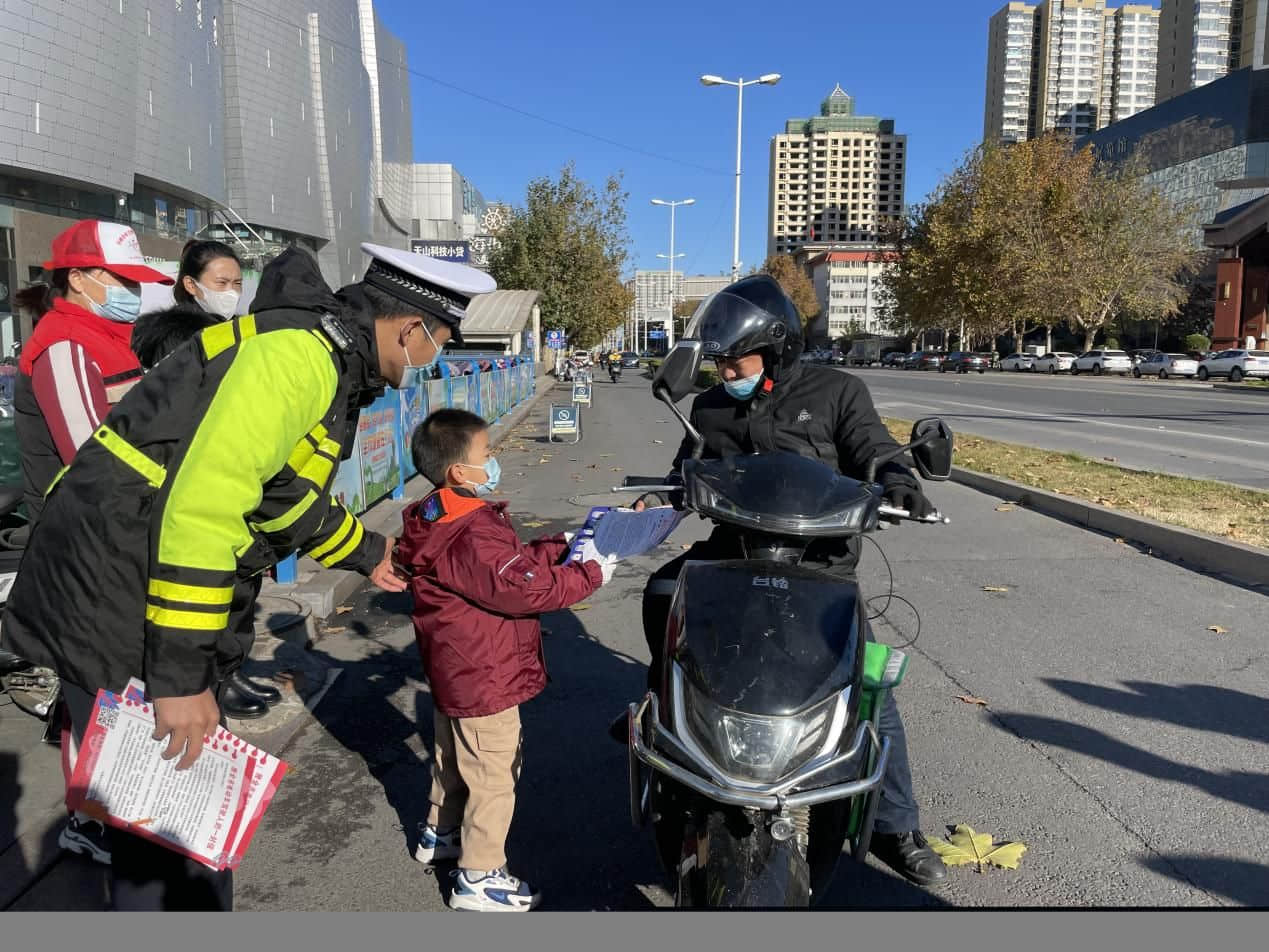 石家庄私立一中幼儿园&高新交警大队 “大手拉小手 幸福平安行” 交通安全宣传活动