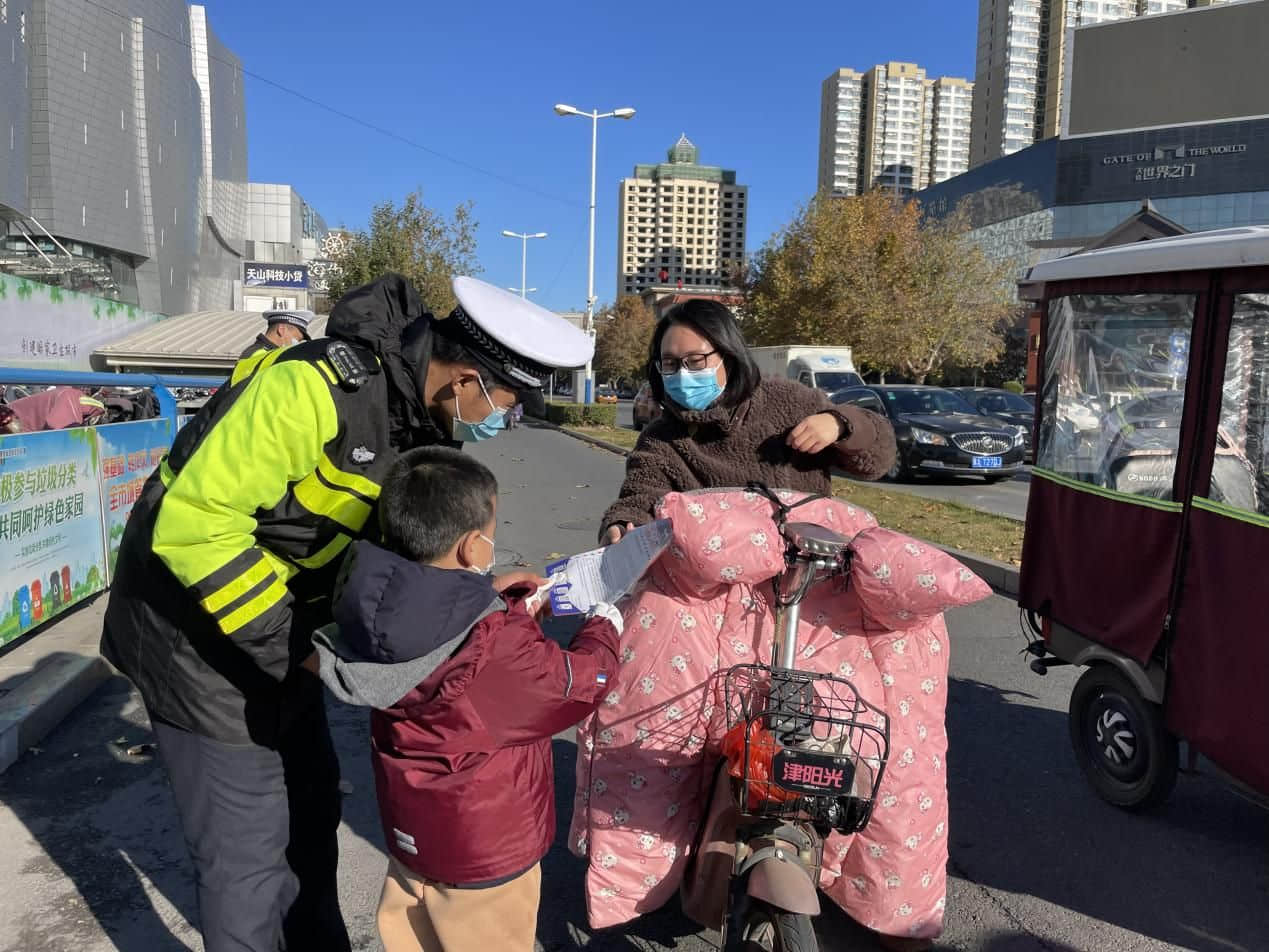 石家庄私立一中幼儿园&高新交警大队 “大手拉小手 幸福平安行” 交通安全宣传活动