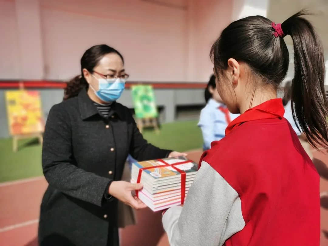 【书香校园】“沐浴书香 筑梦成长”第一届读书节开幕式如约绽放