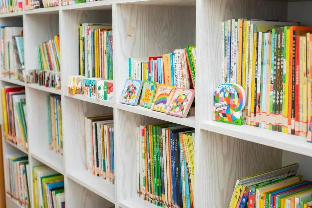 亲子共阅读，书香润童心——私立一中幼儿园亲子阅读月活动免费畅读千册绘本，让孩子爱“尚”阅读