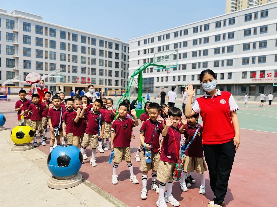 【毕业季—学前教育月系列活动（二）“温暖小学行、幸福初遇见” —私立一中附属幼儿园培优组小学参观之旅】