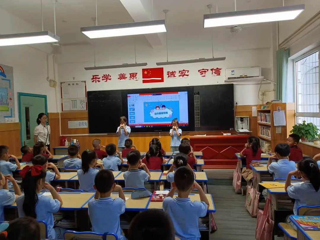 【毕业季—学前教育月系列活动（二）“温暖小学行、幸福初遇见” —私立一中附属幼儿园培优组小学参观之旅】