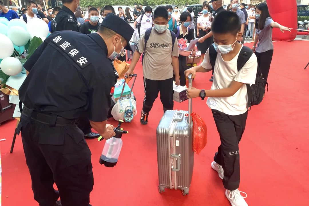少年迎风而来，紧握蔚蓝 | 你好新同学！