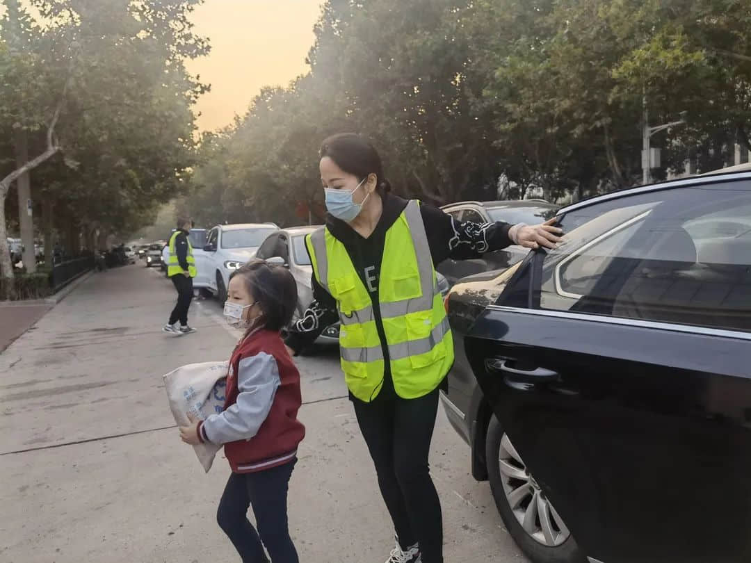【立之爱•家校同心】爱在掌心传递——致可爱可敬的家长志愿者
