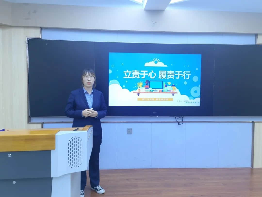 【立之育•班主任沙龙】一缕秋日里的暖阳— —第一届“班级常规管理”主题班主任沙龙