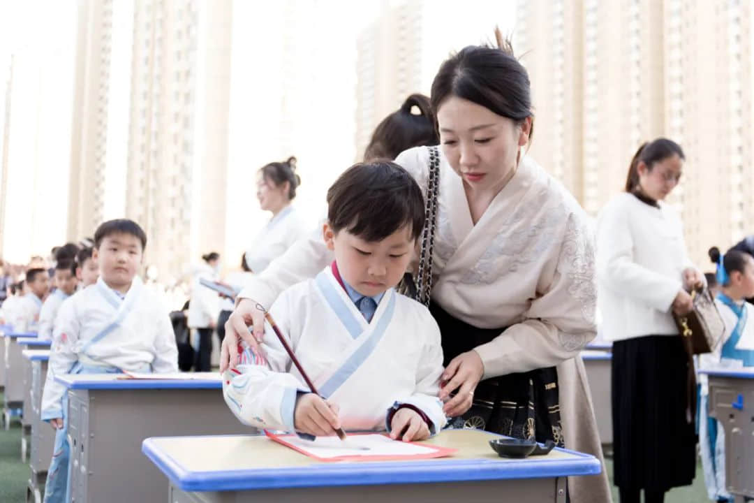 【立小•成长四礼】开蒙启智 礼润童心｜一年级开笔礼仪式