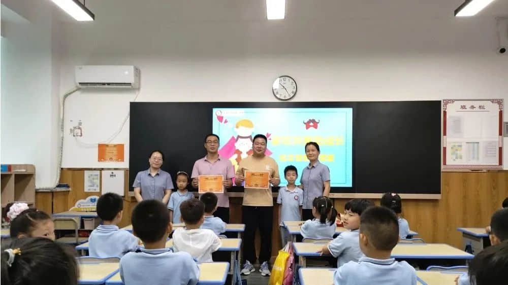 【立小•阅读嘉年华】绘本爸爸进课堂 浓浓父爱伴成长｜父亲节特辑