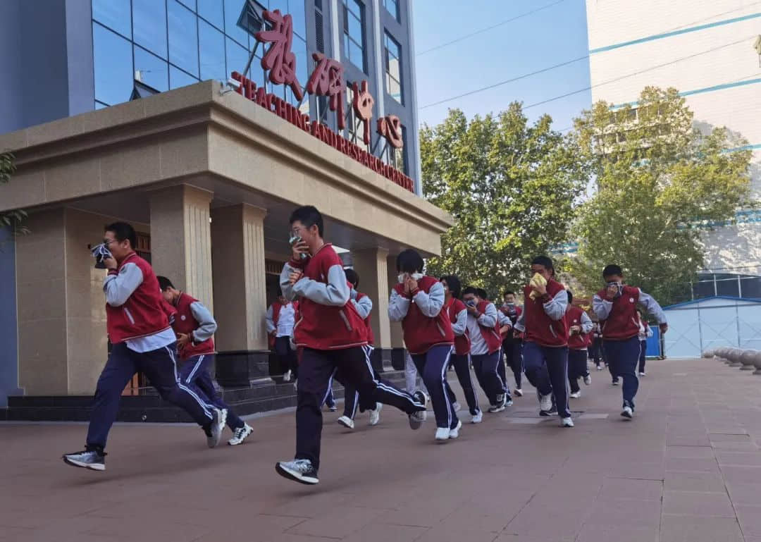 消防演练始于心 防患未然始于行丨私立一中消防安全应急疏散演练