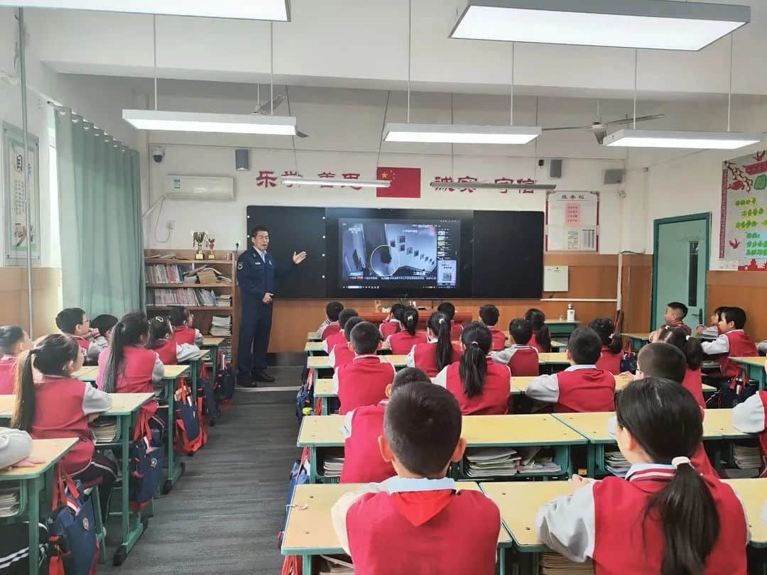 【立小•校园安全】消防演练 防患未“燃”｜消防安全应急疏散演练