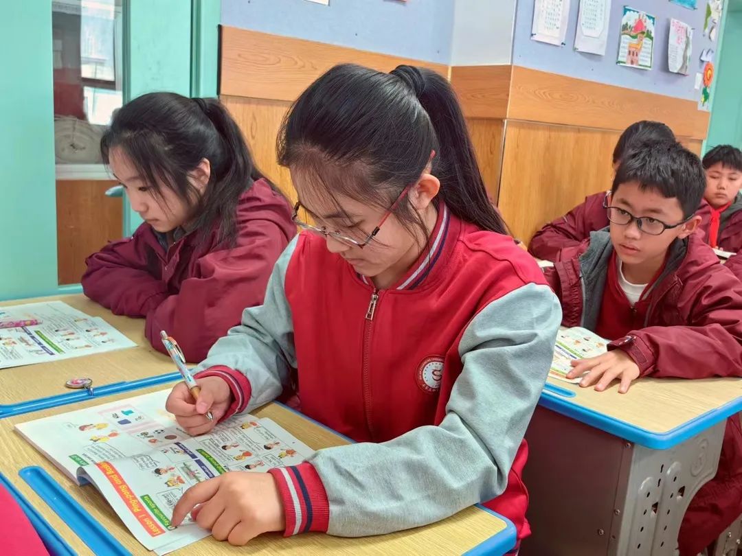 【立小•聚焦教学】推门听课促成长 收心归位新起航｜石家庄私立一中附属小学开展新学期“推门听课”活动
