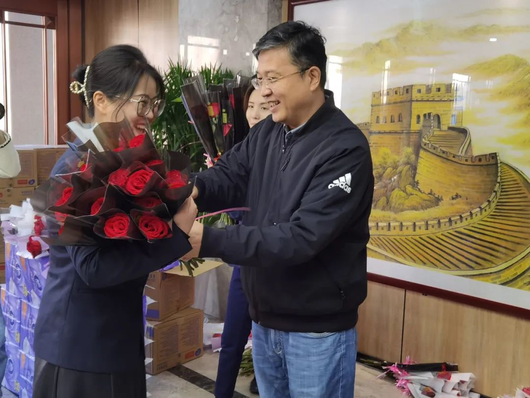 致敬最美女教师，铿锵玫瑰别样红！